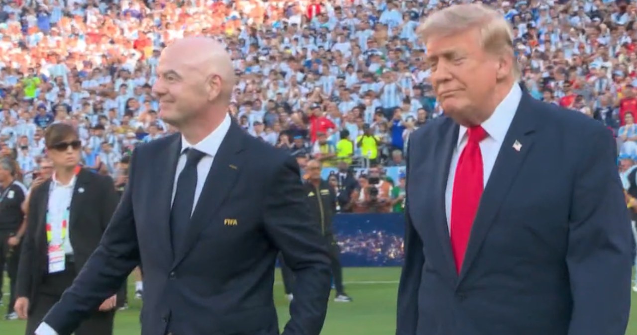 Trump przeraźliwie wygwizdany. Ledwo ruszył na murawę. Gorąco po finale