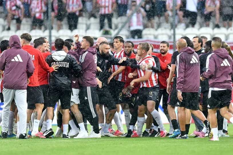 Cracovia pokonała Sevillę 1:0, ale mecz zakończył się przepychankami i czerwoną kartką