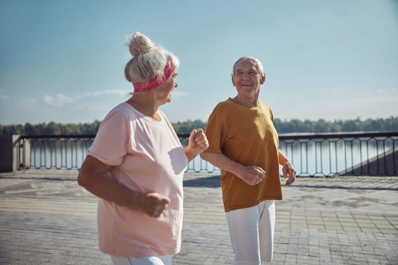 Fizjoterapeuci: pochylona sylwetka podczas spaceru zwiększa ryzyko upadków u seniorów