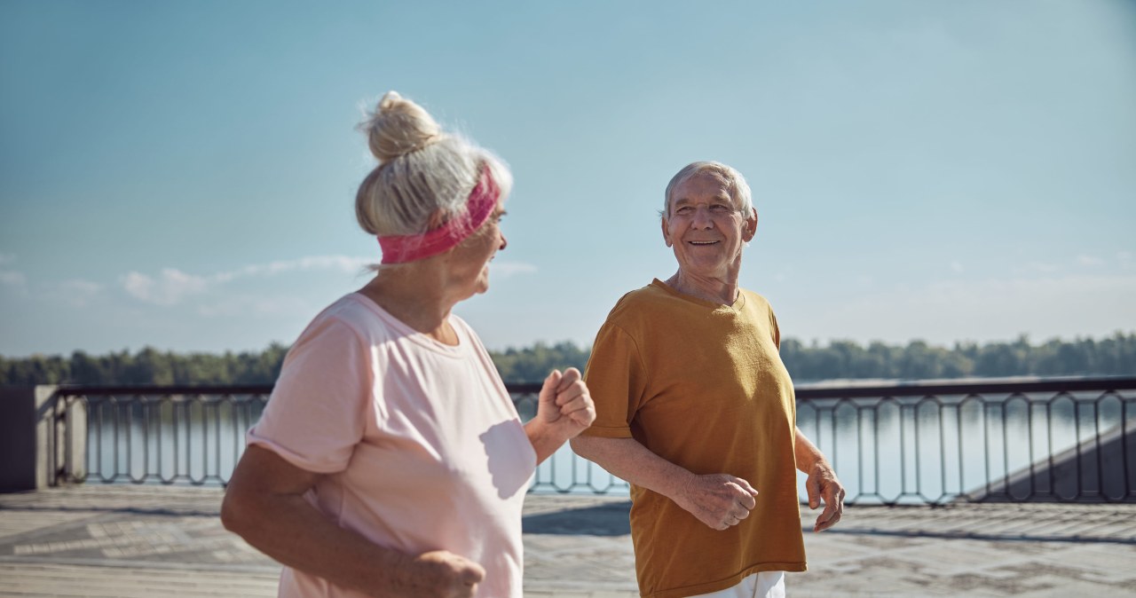 Najgorszy nawyk seniorów podczas spacerów. Fizjoterapeuci ostrzegają