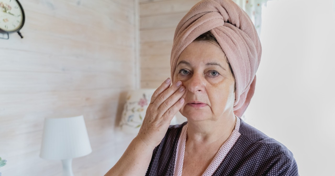 Pielęgnacja po 60. nie musi trwać pół godziny. Ten nawyk zajmuje minutę