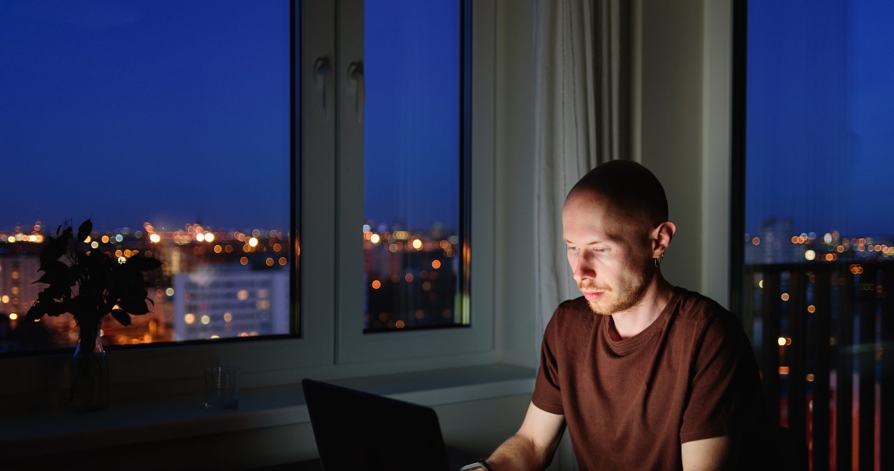 Nie możesz spać po nocnej zmianie? Jeden trik ułatwi zasypianie