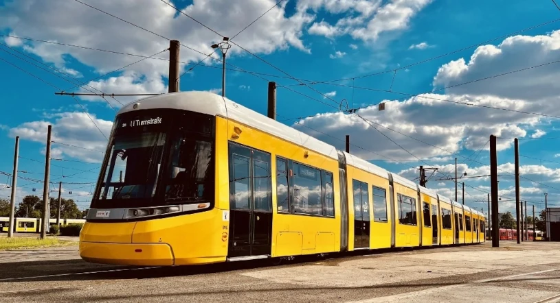 Na tory w Berlinie wyjechał wielki tramwaj. W Polsce tak dużych nie mamy