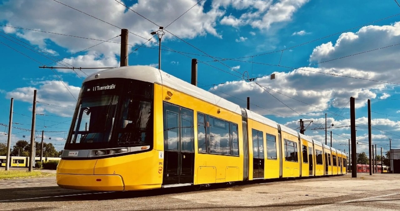 Na tory w Berlinie wyjechał wielki tramwaj. W Polsce tak dużych nie mamy