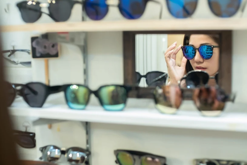 UOKiK finds faults in 10 of 15 sunglasses models tested — some block red traffic lights