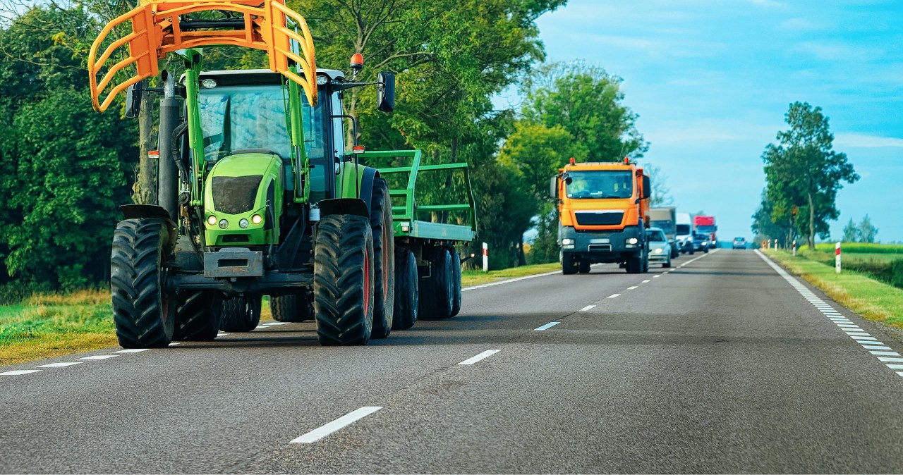 Chcesz wyprzedzić traktor? Jeden błąd i zapłacisz 1 tys. zł mandatu