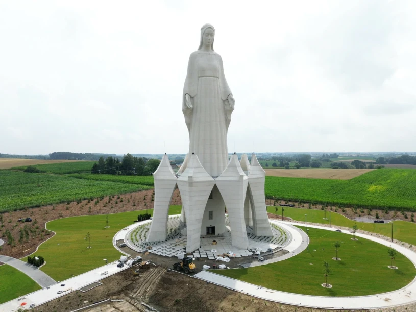 Gigantyczna figura Matki Boskiej w Konotopiu przybliża się do ukończenia