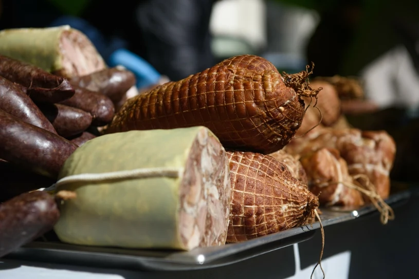 GIS wycofuje szynkę z Carrefoura — wykryto bakterię wywołującą listertozę
