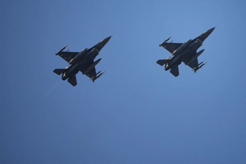 Ukraiński F-16 zestrzelił rosyjski myśliwiec w walce powietrznej — pierwsze takie zdarzenie w tej wojnie