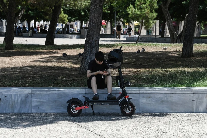 Greece bans under-17s from riding e-scooters, raises fines up to €1,000