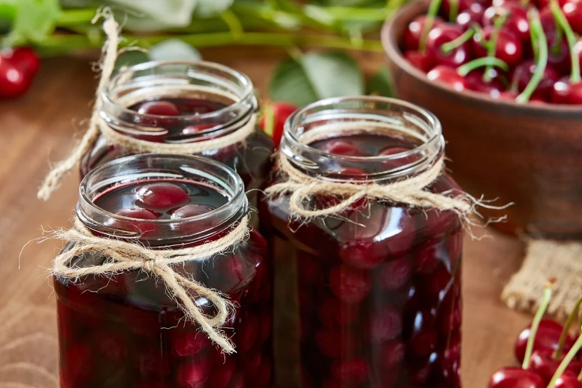 Takie wiśnie w syropie robię co roku. Są bezkonkurencyjne