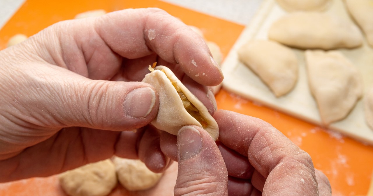 Zapomnij o pierogach ruskich. Te obłędnie chrupią i zachwycają farszem