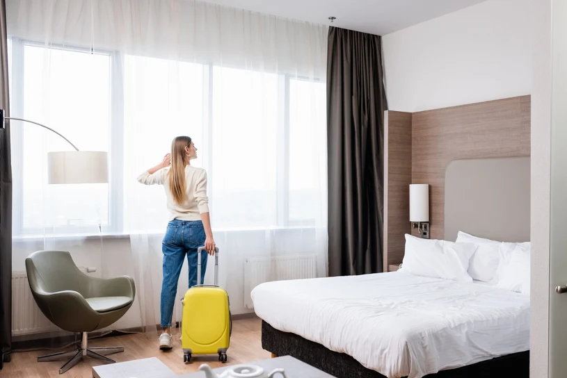 Czysta pościel w hotelu może zmylić. Prawda ukrywa się pod prześcieradłem