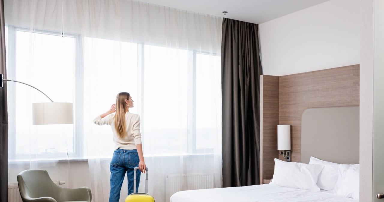 Czysta pościel w hotelu może zmylić. Prawda ukrywa się pod prześcieradłem