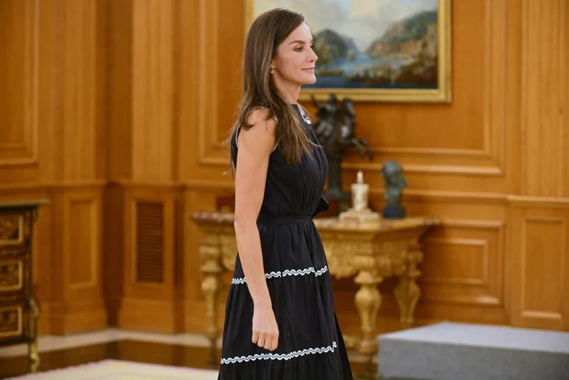 Czarna sukienka na upały? Królowa Letizia pokazuje, dlaczego to dobry wybór