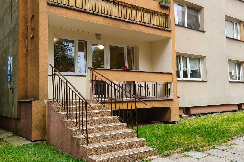 Niecodzienny bar mleczny w Krakowie. Wchodzi się przez balkon