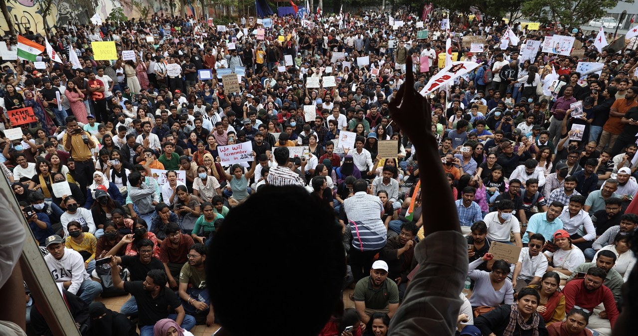 Wściekła młodzież na ulicach. Masowe protesty w Indiach zakończone sukcesem