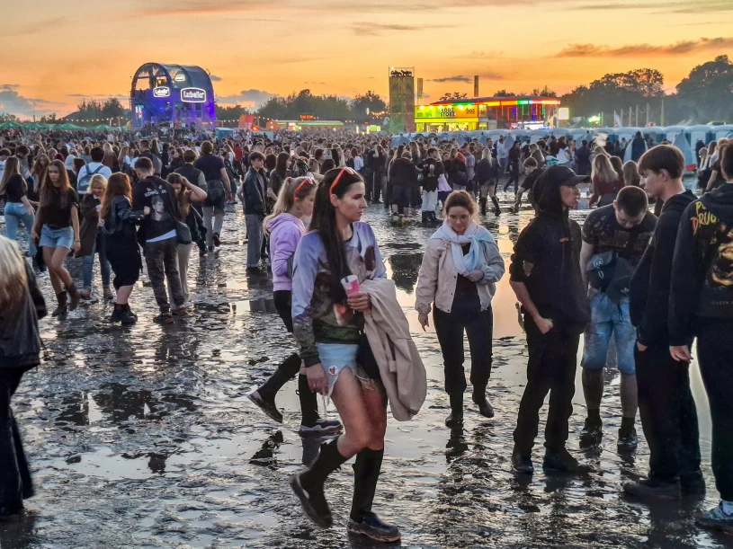 Rozwścieczony tłum próbował pokonać bramy festiwalu. Interweniowała policja
