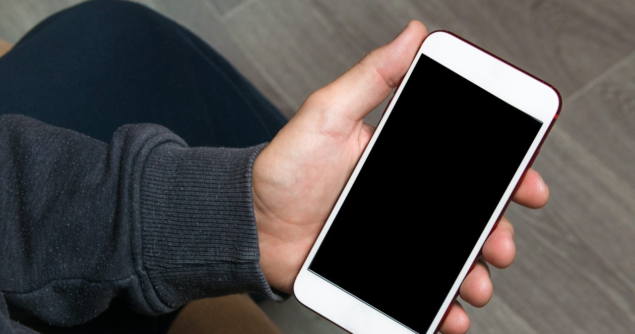 Wyłączony telefon wciąż zużywa baterię. Ukryty pożeracz energii