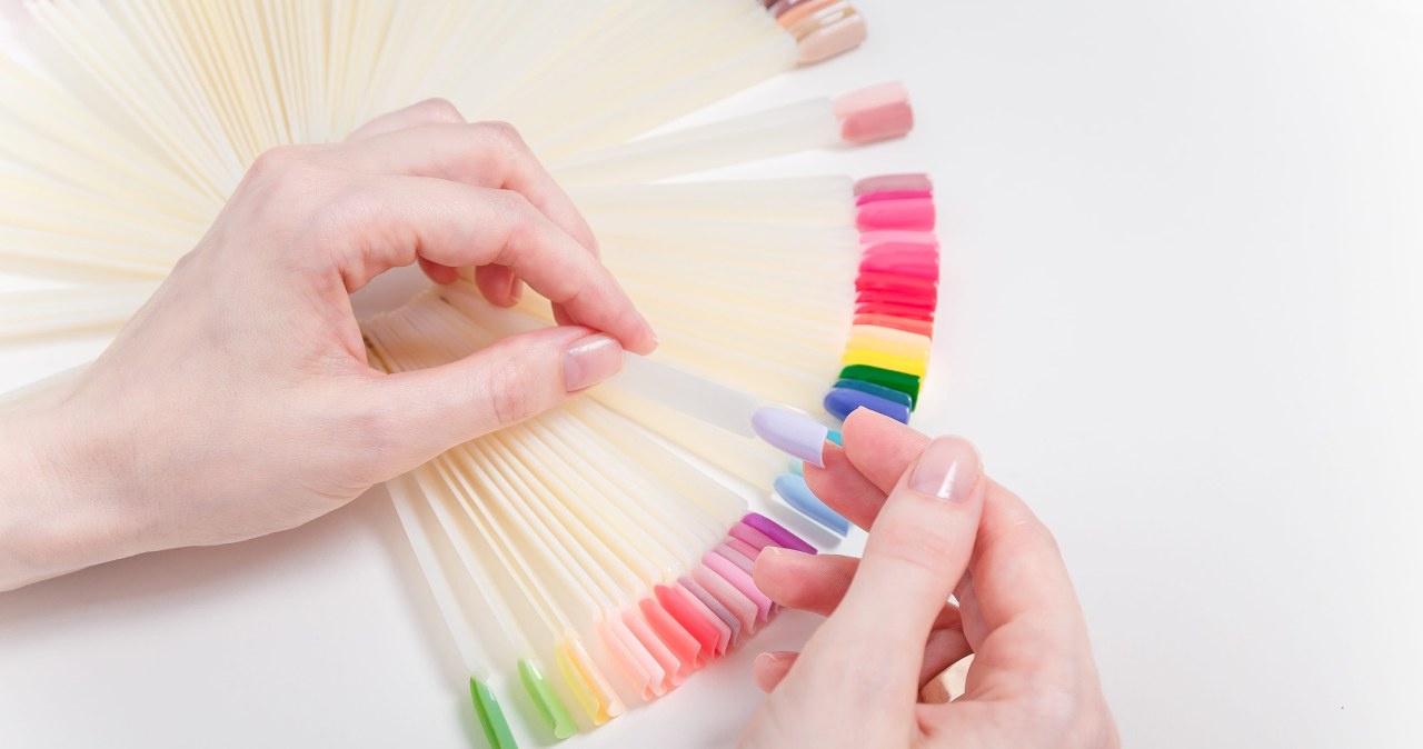 Taki manicure był modny w latach 90. Dziś znów jest na topie