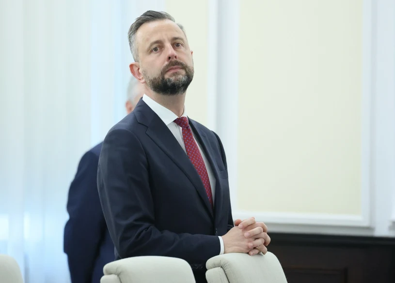 "Niezwykle ciężka noc". Szef MON reaguje, premier zmienia plany