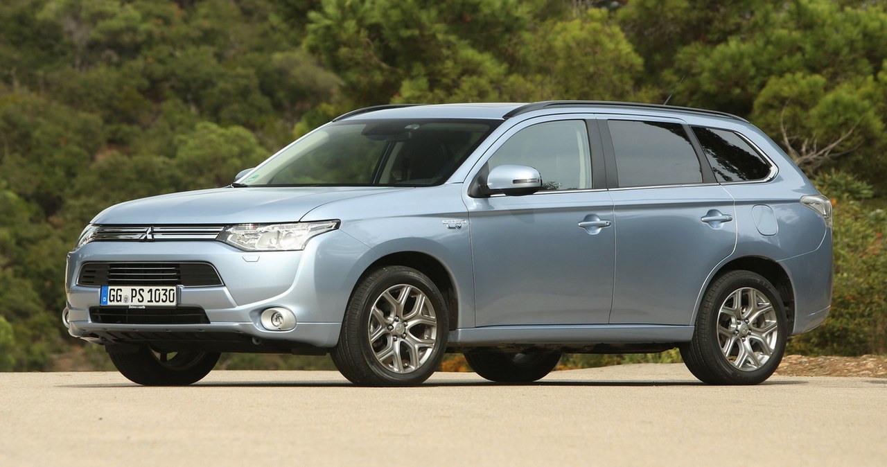 Używane Mitsubishi Outlander to rodzinny hit. Prosta konstrukcja, 4x4 i 7 miejsc