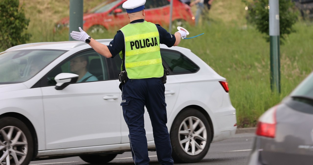 Jedziesz o 1 km/h za gwałtownie i mandat. Policjant choćby nie mierzy prędkości
