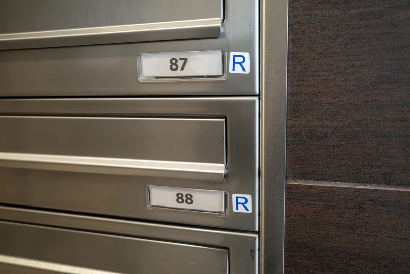 Co oznacza nalepka "R" na skrzynce pocztowej? To informacja dla listonosza