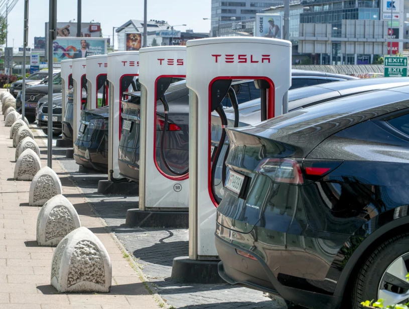 Darmowe ładowanie aut elektrycznych. Tak Tesla pomaga w kryzysie