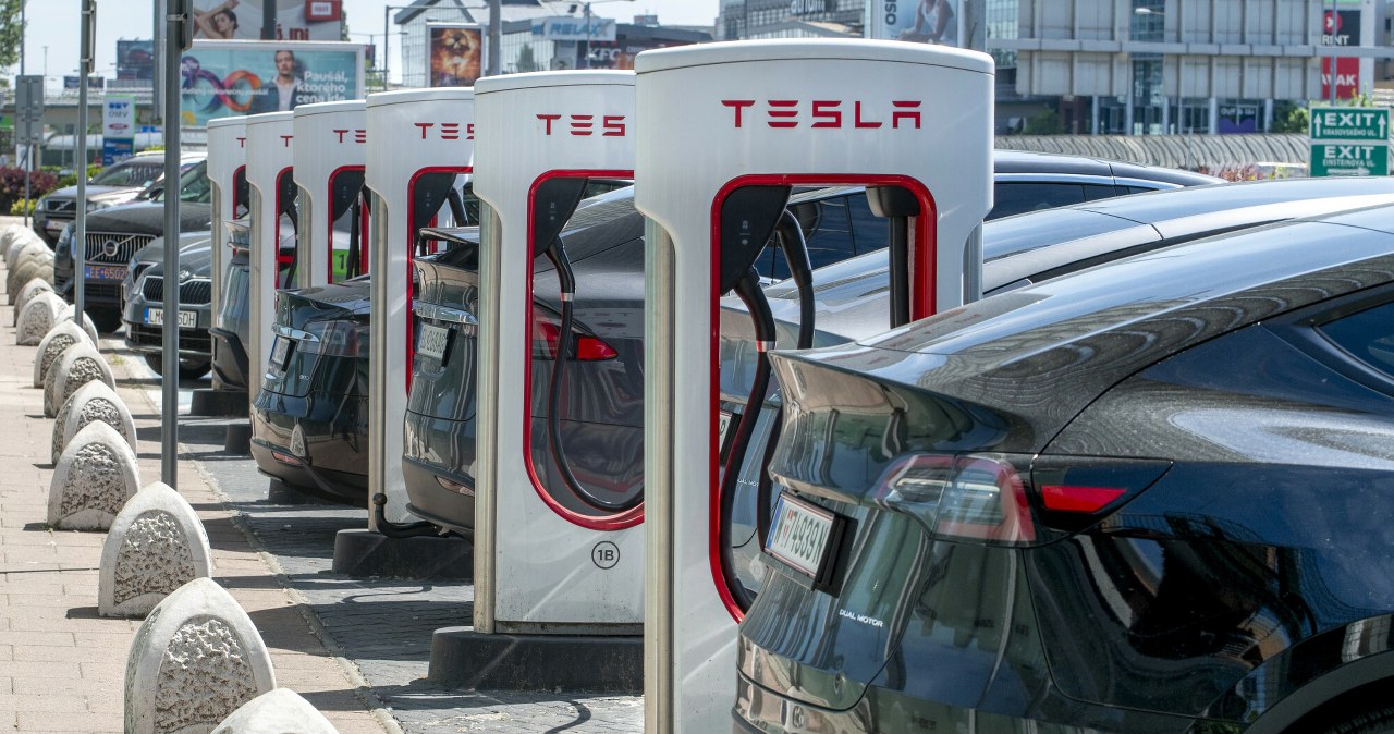 Darmowe ładowanie aut elektrycznych. Tak Tesla pomaga w kryzysie