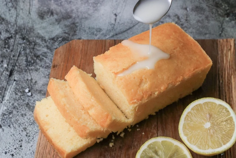 Nie obieraj cytryny. Zblenduj ją w całości, a babka zyska wyjątkowy smak