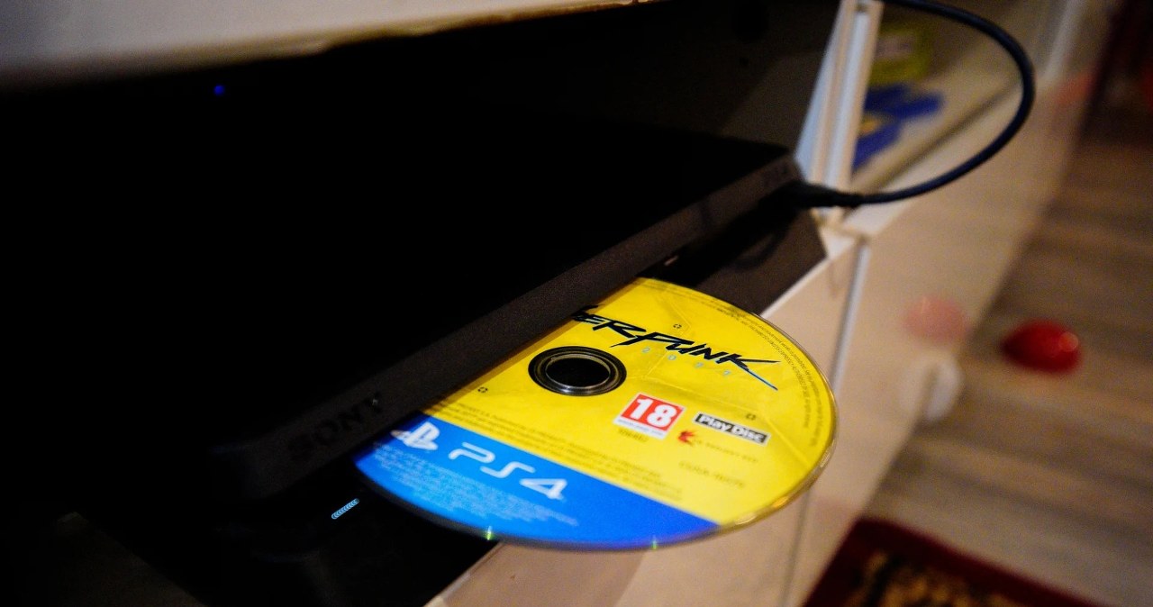 Gry na PS5 w pudełkach są tańsze. Gracze oszczędzają setki złotych