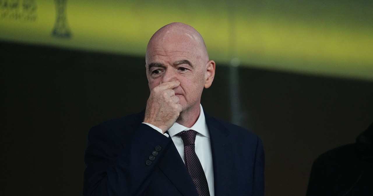 Szef FIFA się poddał. Świat reaguje na oświadczenie. "Globalny cios"
