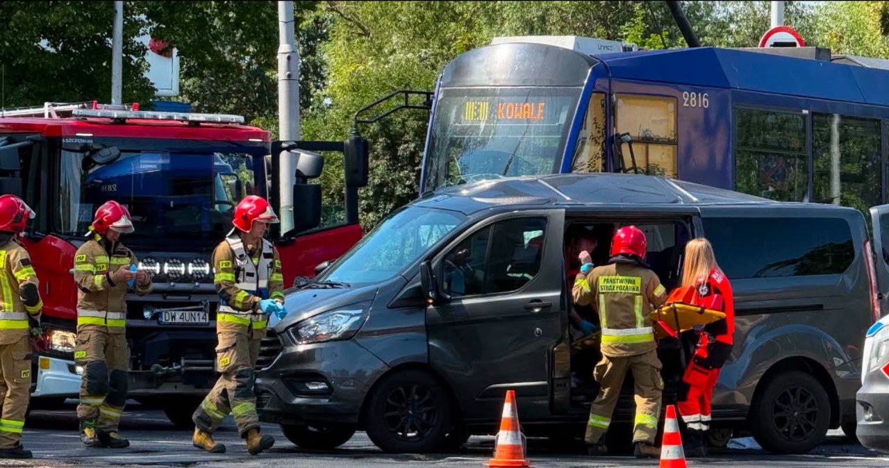Wrocław. Zderzenie busa z tramwajem. Na miejscu służby; są ranni Wrocław. Zderzenie busa z tramwajem. Na miejscu służby; są ranni