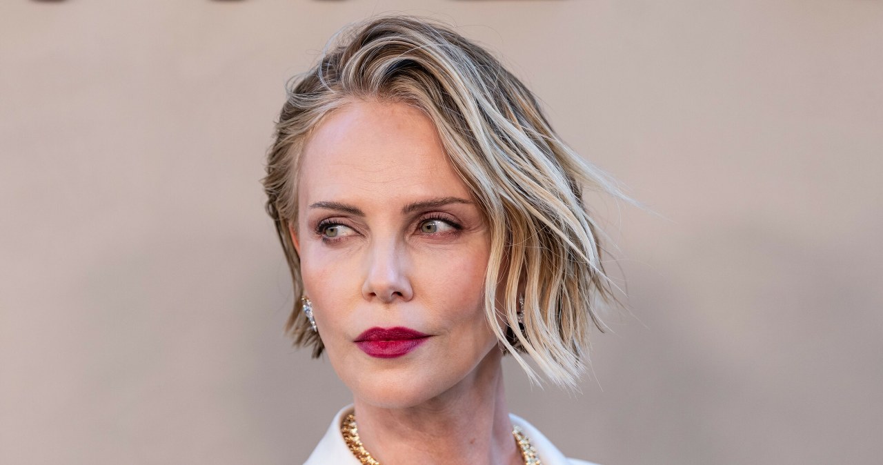 Charlize Theron promuje nowy film. W centrum uwagi: przezroczysta spódnica