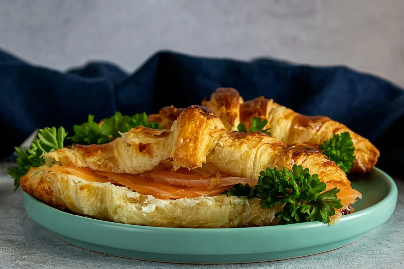 Croissant w wytrawnym wydaniu. Oto idealny pomysł na śniadanie i lunch