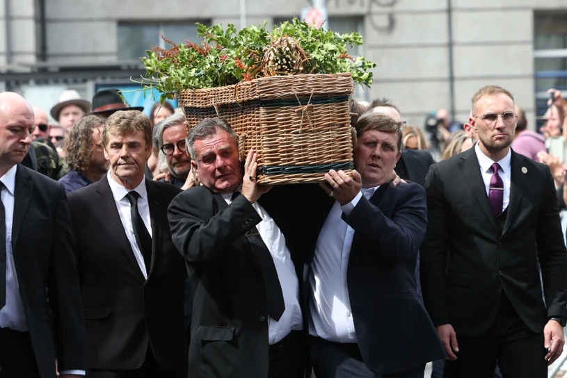 Poruszające sceny podczas pogrzebu Glena Hansarda. "Nie umrze na wieki"