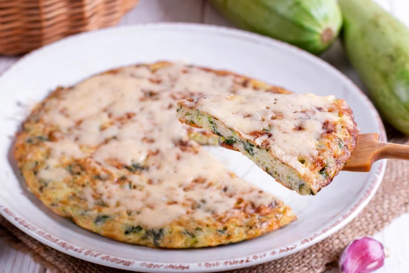 Najlepszy letni przepis na puszysty omlet. Sezonowy dodatek zmienia smak