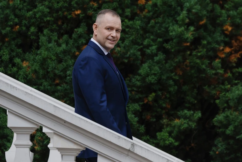 Rok Nawrockiego i kilkadziesiąt wet. Polacy ocenili, co nim kieruje