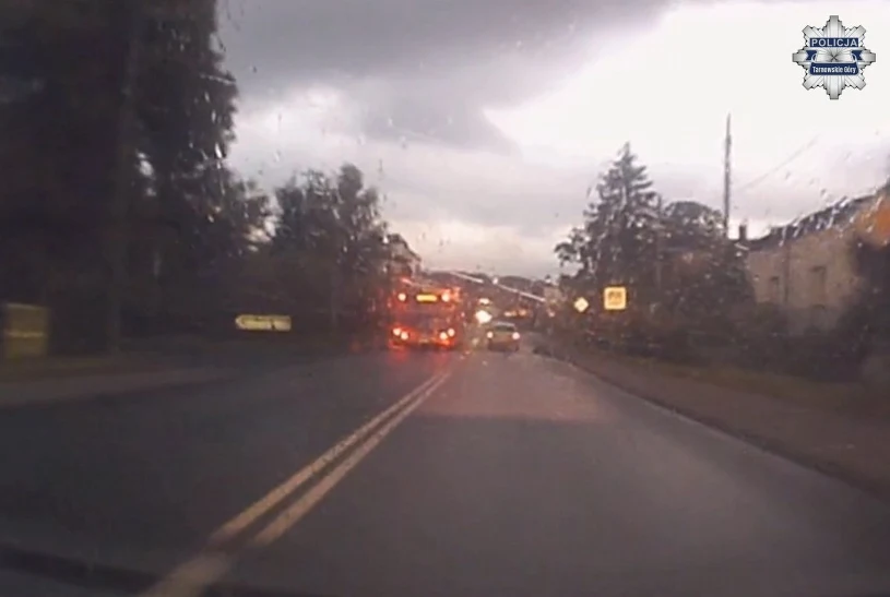 Brawurowa jazda kierowcy miejskiego autobusu. Wszystko nagrała kamera