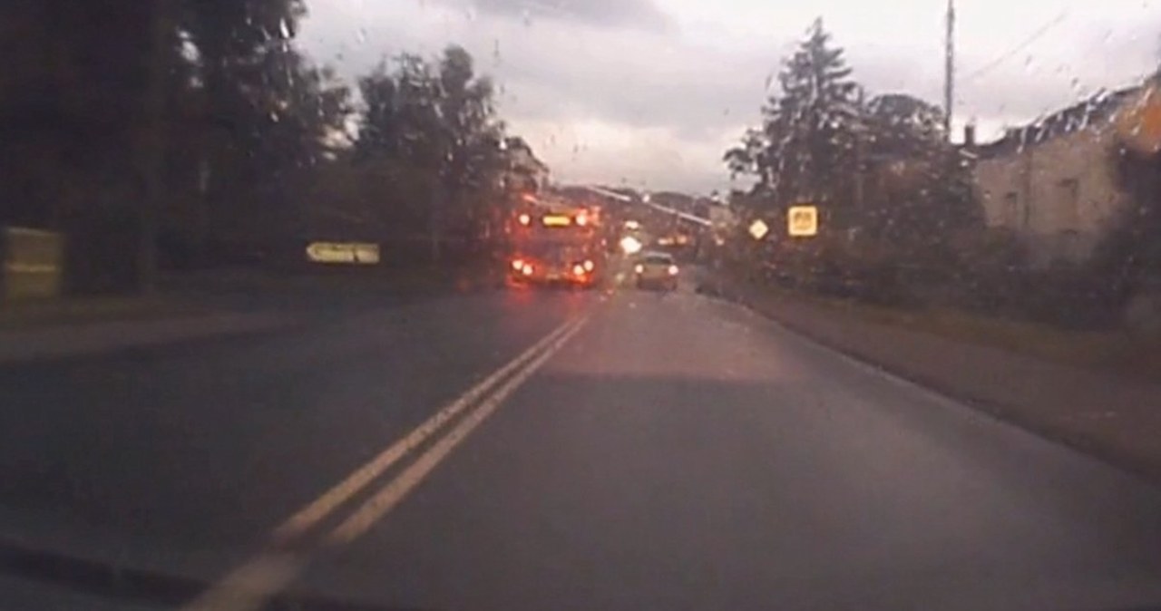 Brawurowa jazda kierowcy miejskiego autobusu. Wszystko nagrała kamera