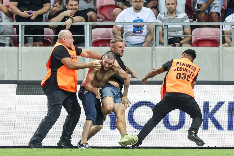 Pitch invader brawl mars Hapoel Tel Aviv vs GKS Katowice match in Miskolc