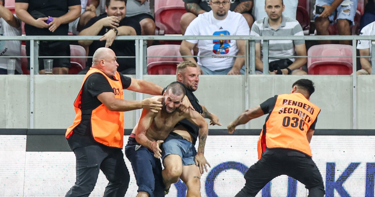 Bójka z ochroną na murawie. Incydent w meczu GKS-u z Hapoelem