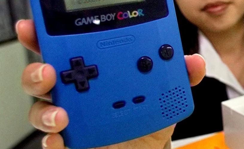 To nie jest zwykły zegarek. W środku działa kultowy Game Boy Color