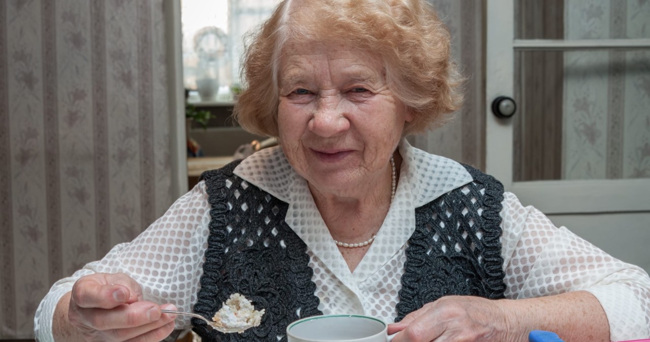 Ten ser jest dobry dla kości. Seniorzy powinni robić z niego te placuszki