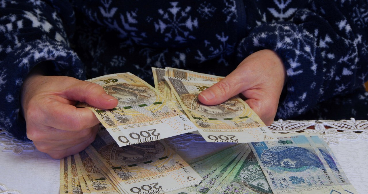 Dodatkowe 2000 zł na koncie seniorów. Kto może liczyć na zastrzyk gotówki?