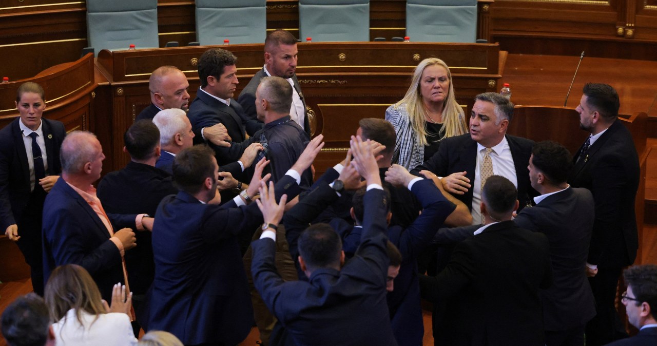 Kosowo. Premier Albin Kurti obrzucony jajkami. Służby rzuciły się na pomoc Kosowo. Premier Albin Kurti obrzucony jajkami. Służby rzuciły się na pomoc