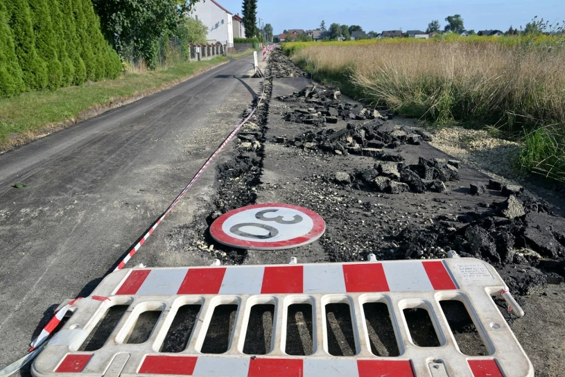 Rzecznik Praw Obywelskich włącza się ws. rolnika, który zaorał asfalt