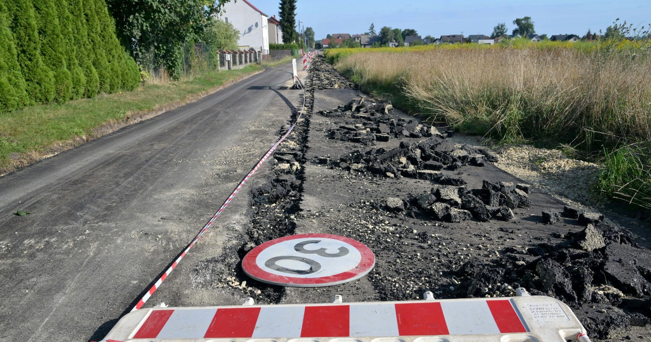 Rzecznik Praw Obywelskich włącza się ws. rolnika, który zaorał asfalt