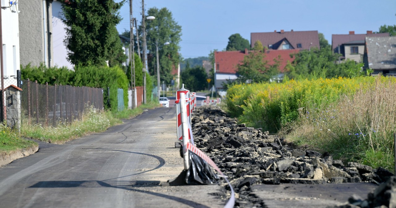 Gliwice. 60-letni rolnik zaorał asfalt. Trafił do aresztu tymczasowego Gliwice. 60-letni rolnik zaorał asfalt. Trafił do aresztu tymczasowego